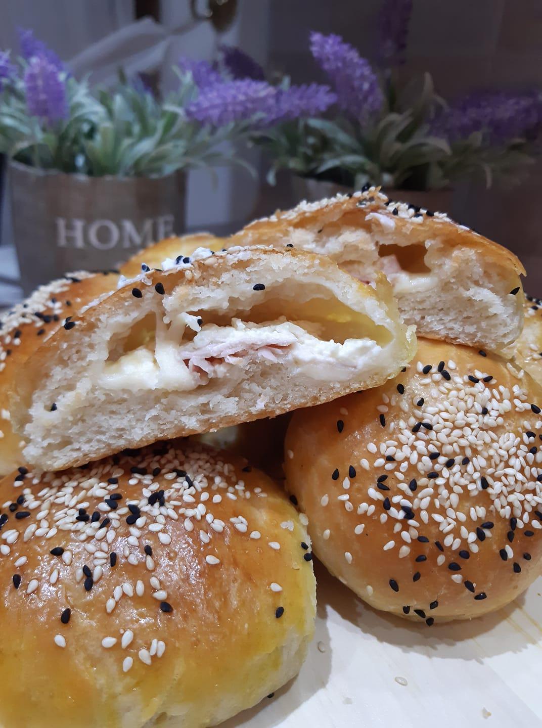 Αφρατα ψωμακια με ζυμη γιαουρτιου με φιλαδελφεια ,γαλοπουλα