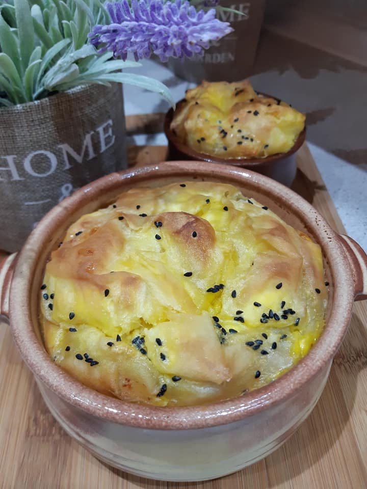 ατομικες τυροπιτες σε πύλινο με φύλλο κρουστας