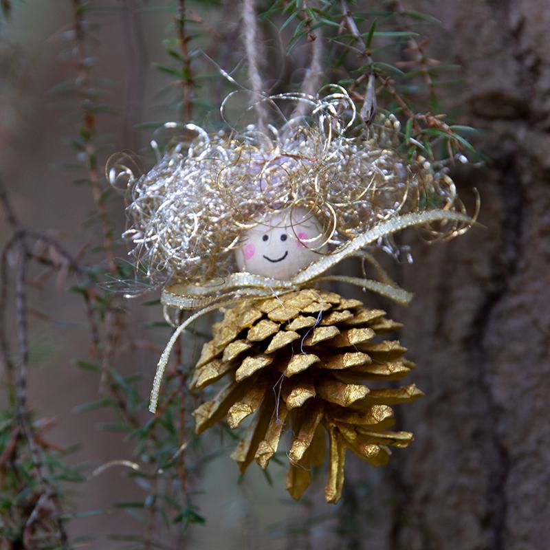 αγγελάκι-από-κουκουνάρια-παιδικές-χριστουγεννιάτικες κατασκευές-