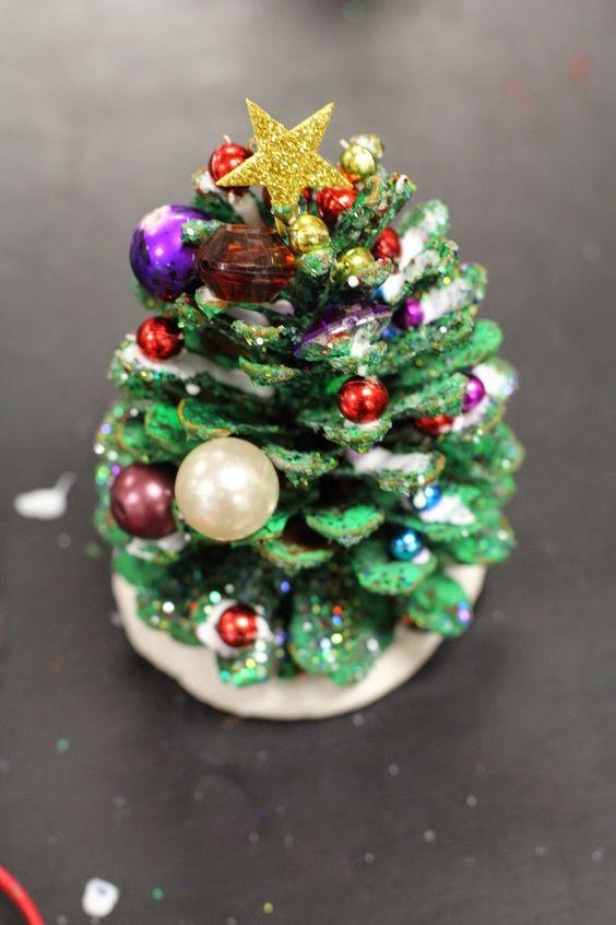 χριστουγεννιάτικο δέντρο-από-κουκουνάρια-παιδικές-χριστουγεννιάτικες κατασκευές-