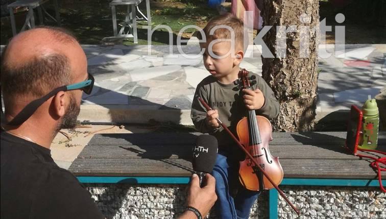 Δεν υπάρχει : Δειτε τον μόλις 2,5 ετών μικρό λυράρη που κάνει θραύση – Βίντεο