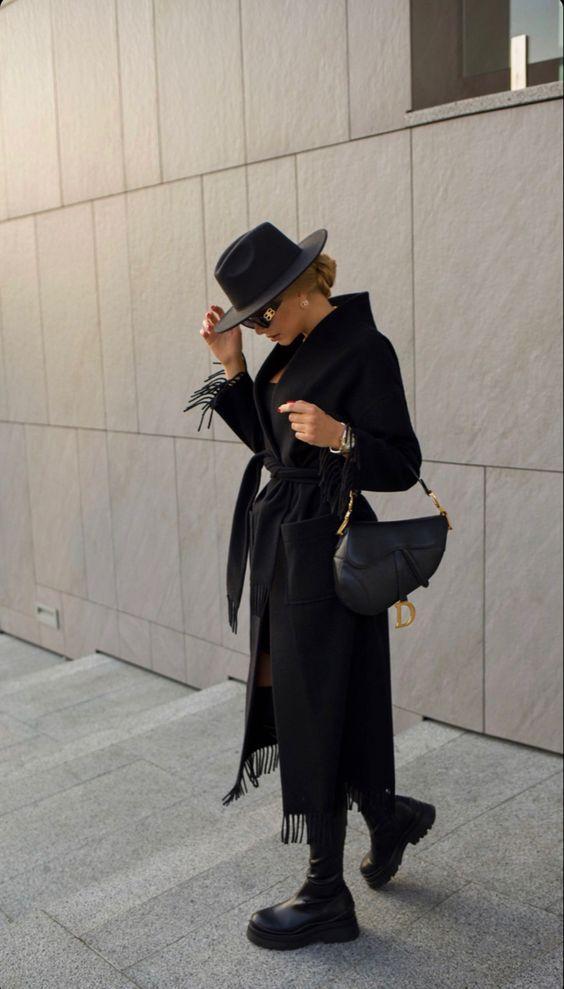 μαύρο-μακρύ πανωφόρι-με-μαύρο καπέλο-και-μαύρα αρβυλάκια-ιδέες-