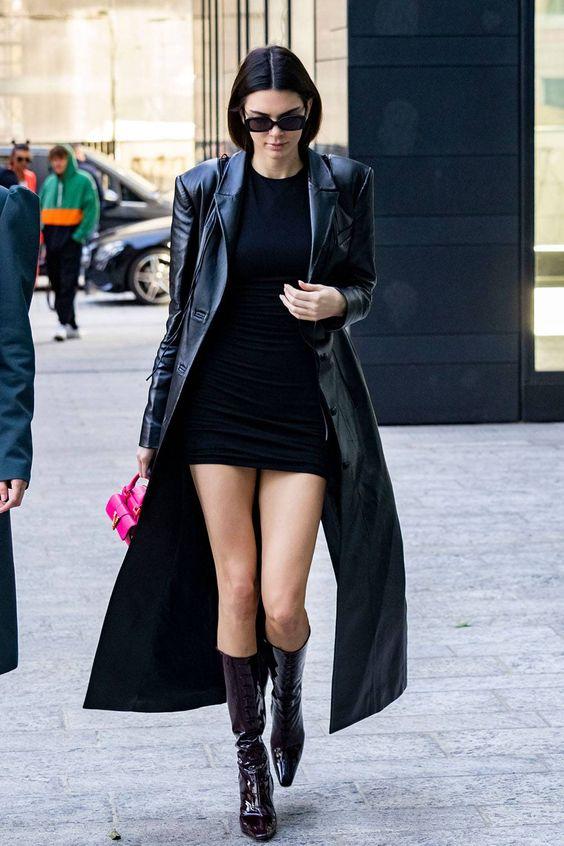 μαύρο-μίνι φόρεμα-με-μαύρη καπαρντίνα-ιδέες-