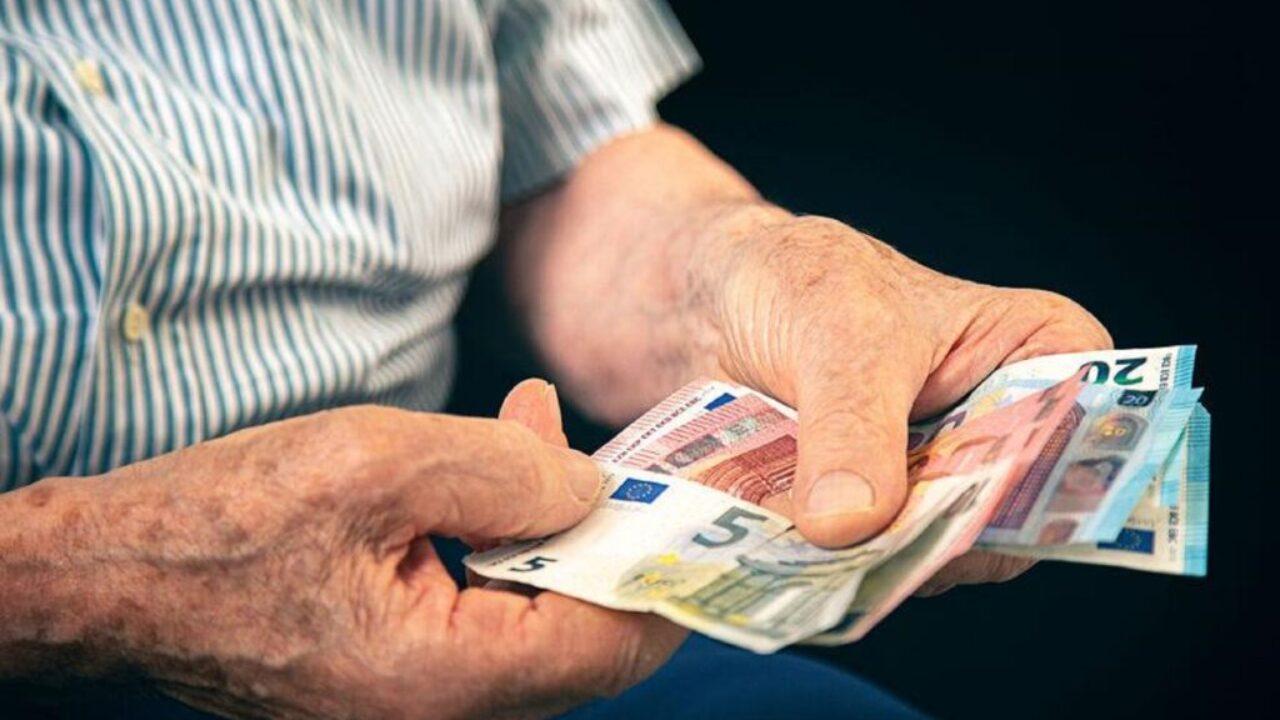 Έρχεται εκτακτο επίδομα 250 ευρώ πριν τα Χριστούγεννα :  Μποναμάς για τους συνταξιούχους