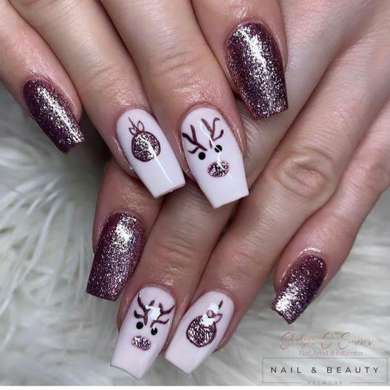 σχέδια-με-τάρανδο-στο-μανικιούρ-τάσεις-Χριστούγεννα 2022-2023-