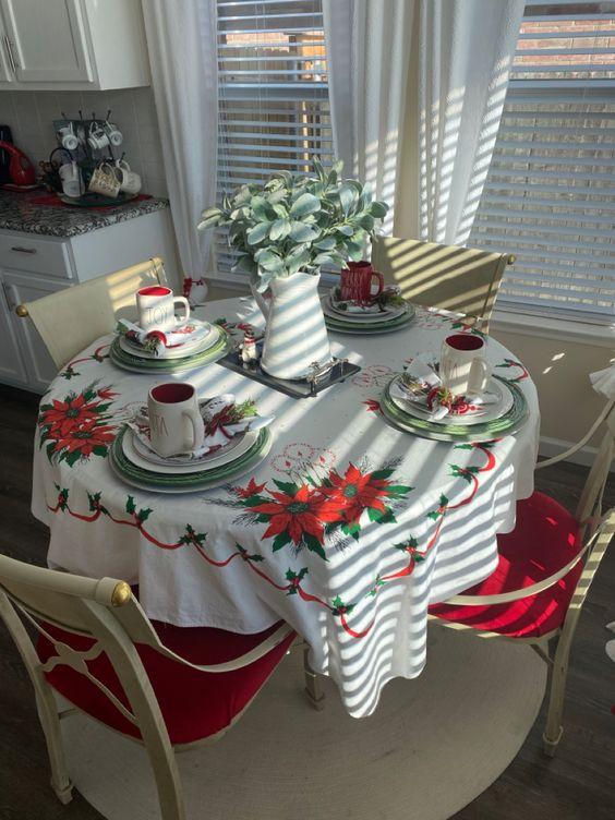 χριστουγεννιάτικη διακόσμηση-στην-τραπεζαρία-με-τραπεζομάντηλα-ιδέες-