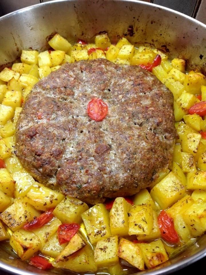 μπιφτέκι-γίγας-με-πατάτες φούρνου-συνταγή-