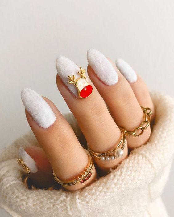 λευκά-velvet nails-με-τάρανδο-ιδέες-Χριστούγεννα 2022-