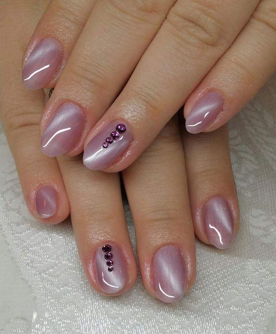 ροζ-velvet nails-με-στρασάκια-Χριστούγεννα 2022-ιδέες-