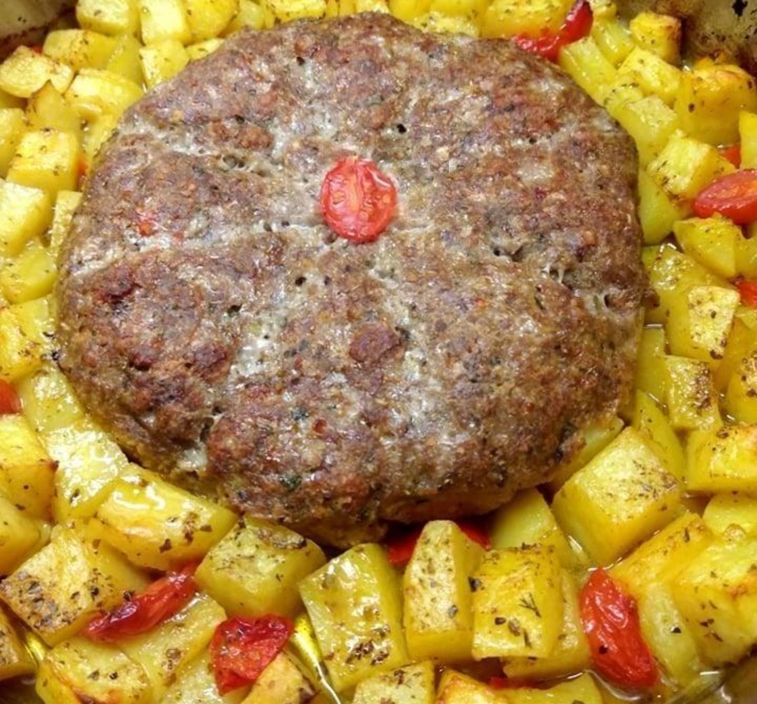 Μερακλήδικο γίγας μπιφτέκι με πατάτες στον φούρνο