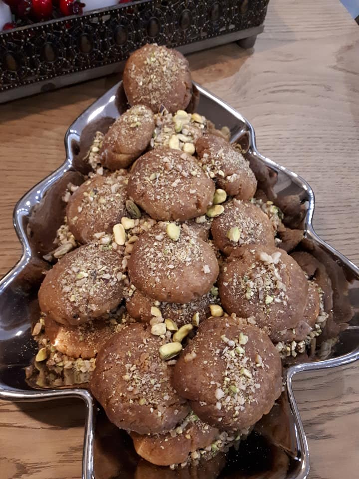 Μελομακάρονα-με-ελαιόλαδο-κλασικά-και-γεμιστά-με-δαμάσκηνα