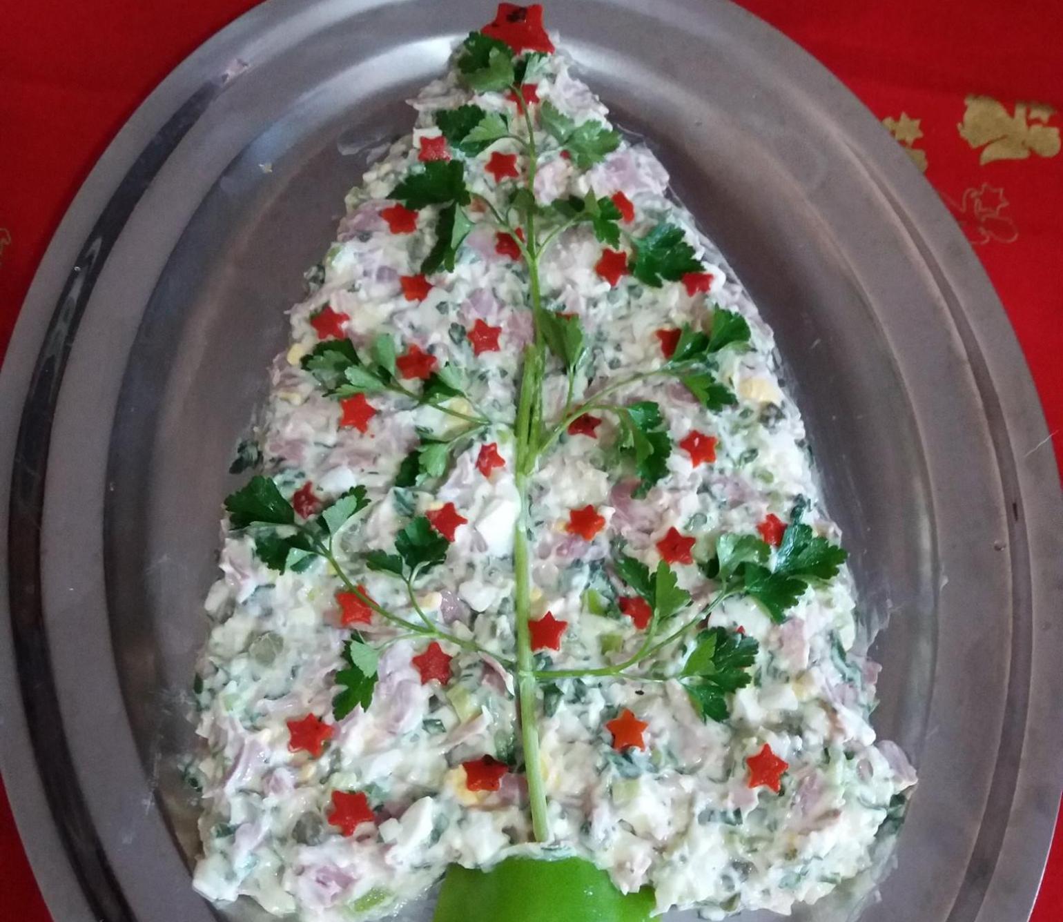 Χριστουγεννιάτικη σαλάτα της Βέφας σε σχήμα δέντρου