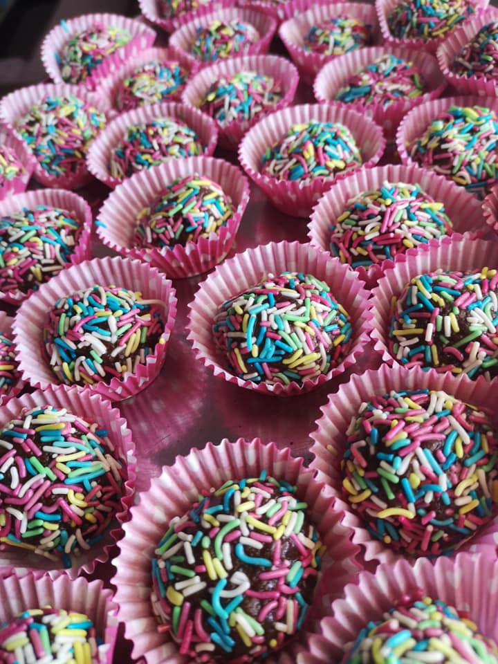 τρουφάκια-με-3 υλικά-για-τα-Χριστούγεννα-συνταγή- τρουφάκια-με-3 υλικά-για-τα-Χριστούγεννα-συνταγή-