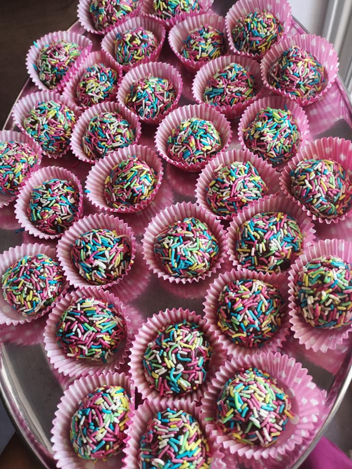 τρουφάκια-με-3 υλικά-για-τα-Χριστούγεννα-συνταγή- τρουφάκια-με-3 υλικά-για-τα-Χριστούγεννα-συνταγή-