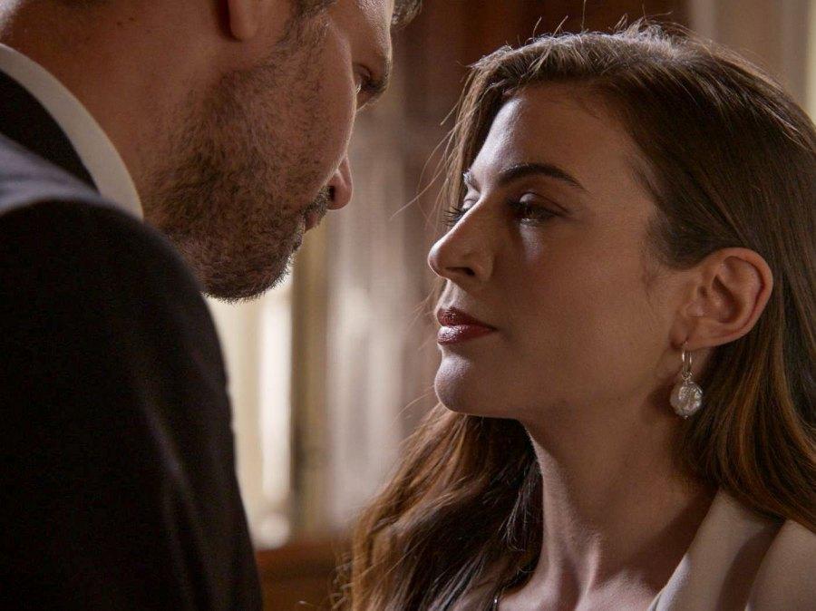 Μάρθα Λαμπίρη – Παγιδευμένοι : Έτσι γίνονται οι τέλειες μπούκλες της στη σειρά