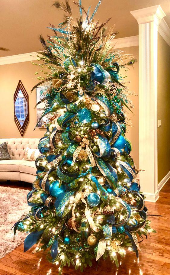 χριστουγεννιάτικο δέντρο-με-τιρκουάζ γιρλάντες-και-μπάλες-ιδέες-