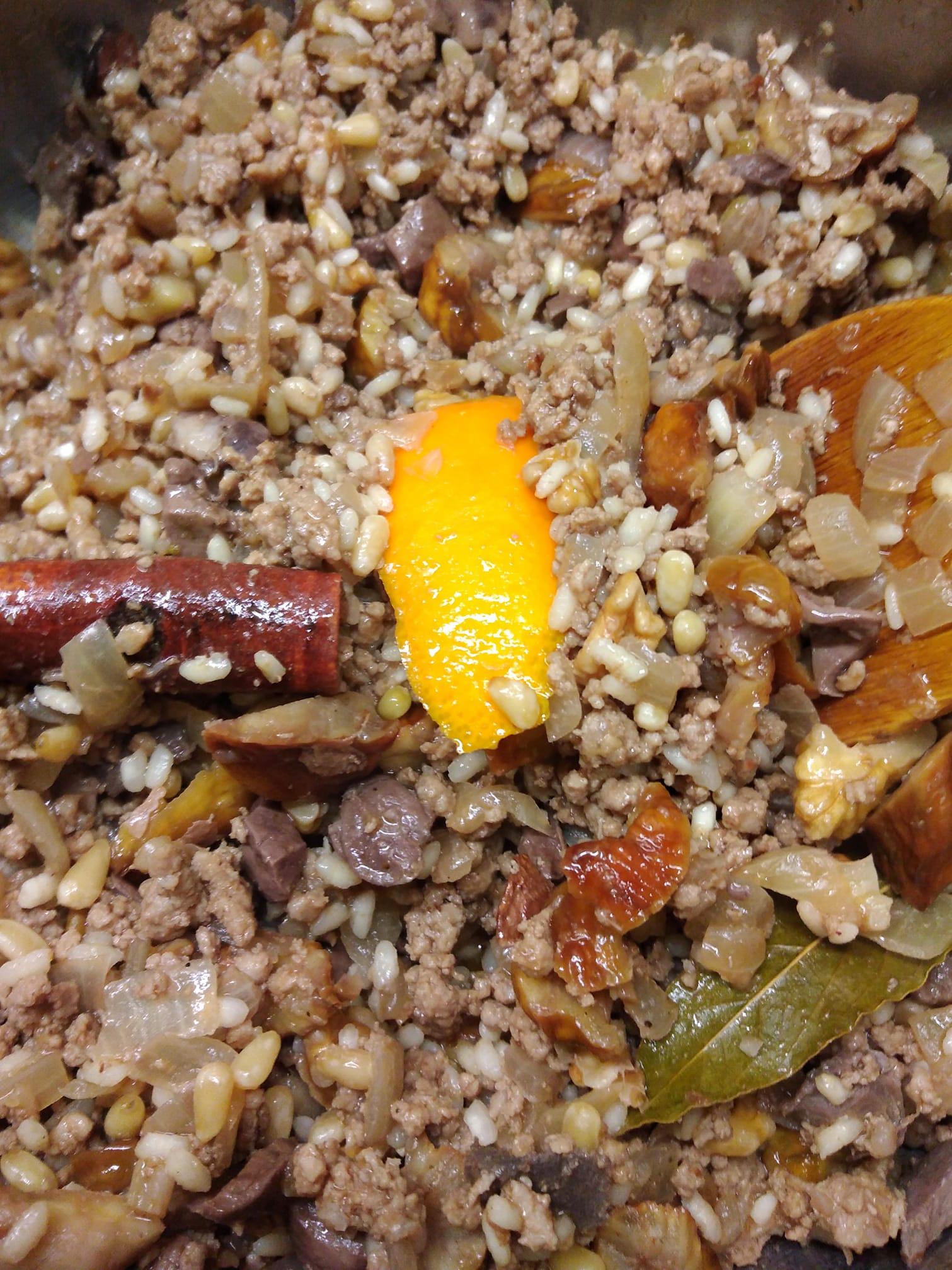 Χριστουγεννιάτικη γέμιση για γαλοπούλα ή κοτόπουλο με κιμά, κάστανα και κουκουνάρι