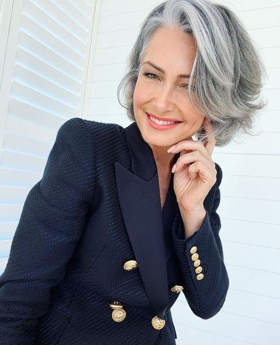 Φυσικά γκρι μαλλιά : 10 ιδέες για εσένα που αποφάσισες να αφήσεις τα μαλλιά σου στο φυσικό τους χρώμα