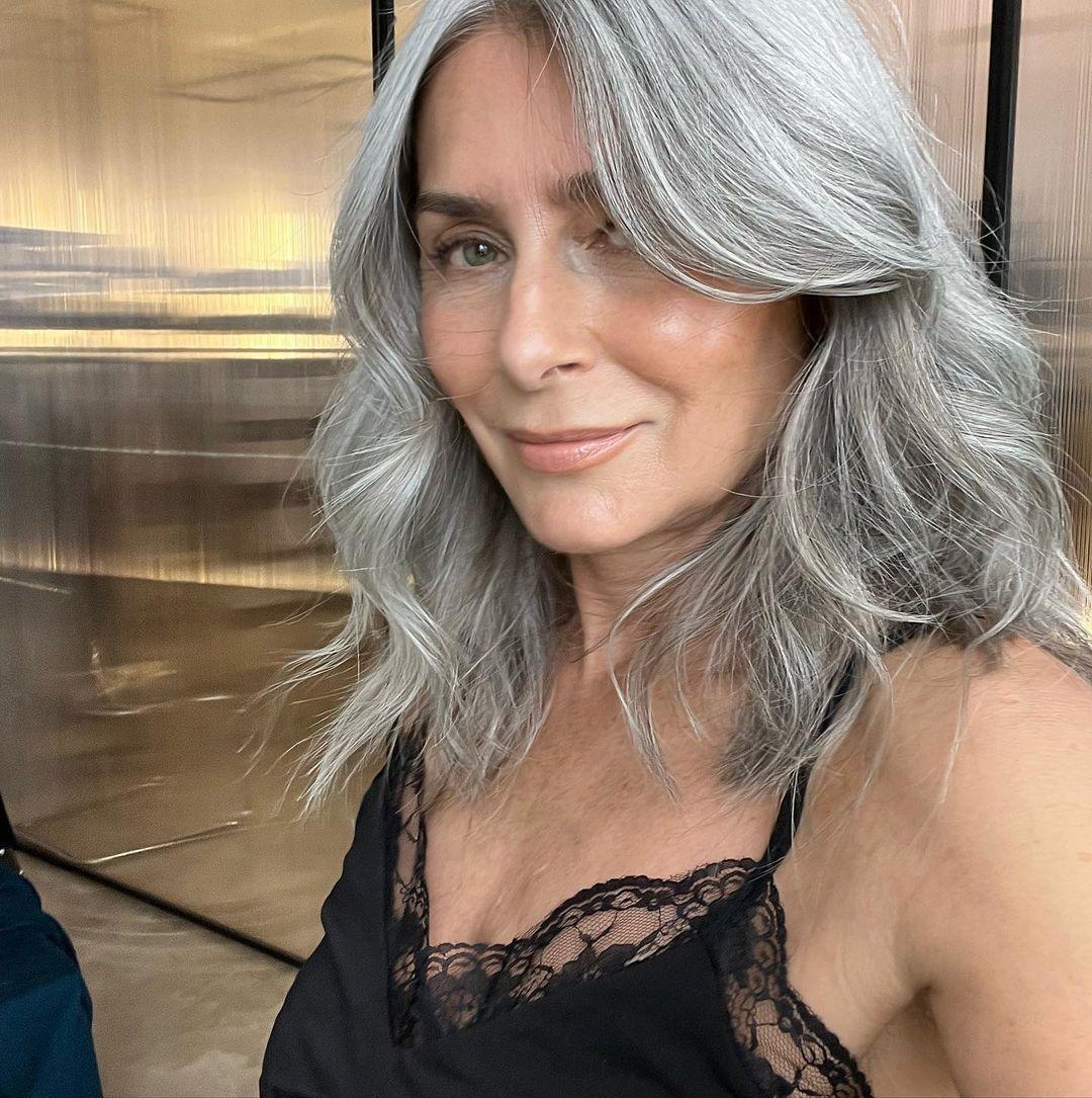 Φυσικά γκρι μαλλιά : 10 ιδέες για εσένα που αποφάσισες να αφήσεις τα μαλλιά σου στο φυσικό τους χρώμα