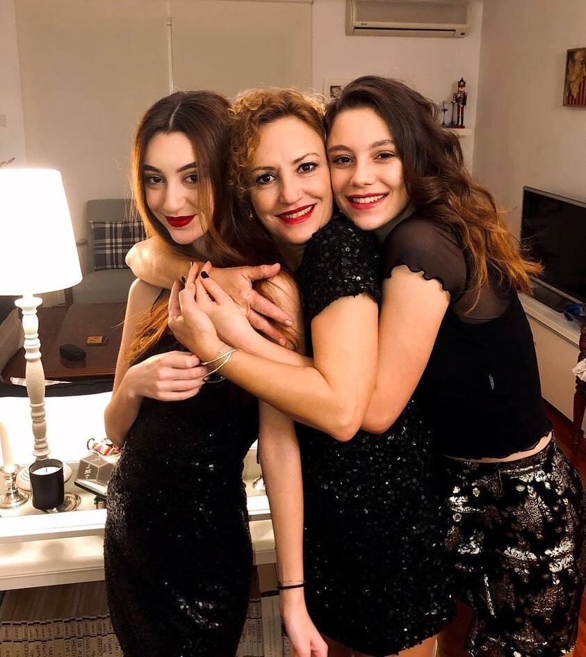 Αθηνά Ροδίτου : Δείτε την μητέρα της Μυρτώς από τους Παγιδευμένους – Σας θυμίζει κάτι ;