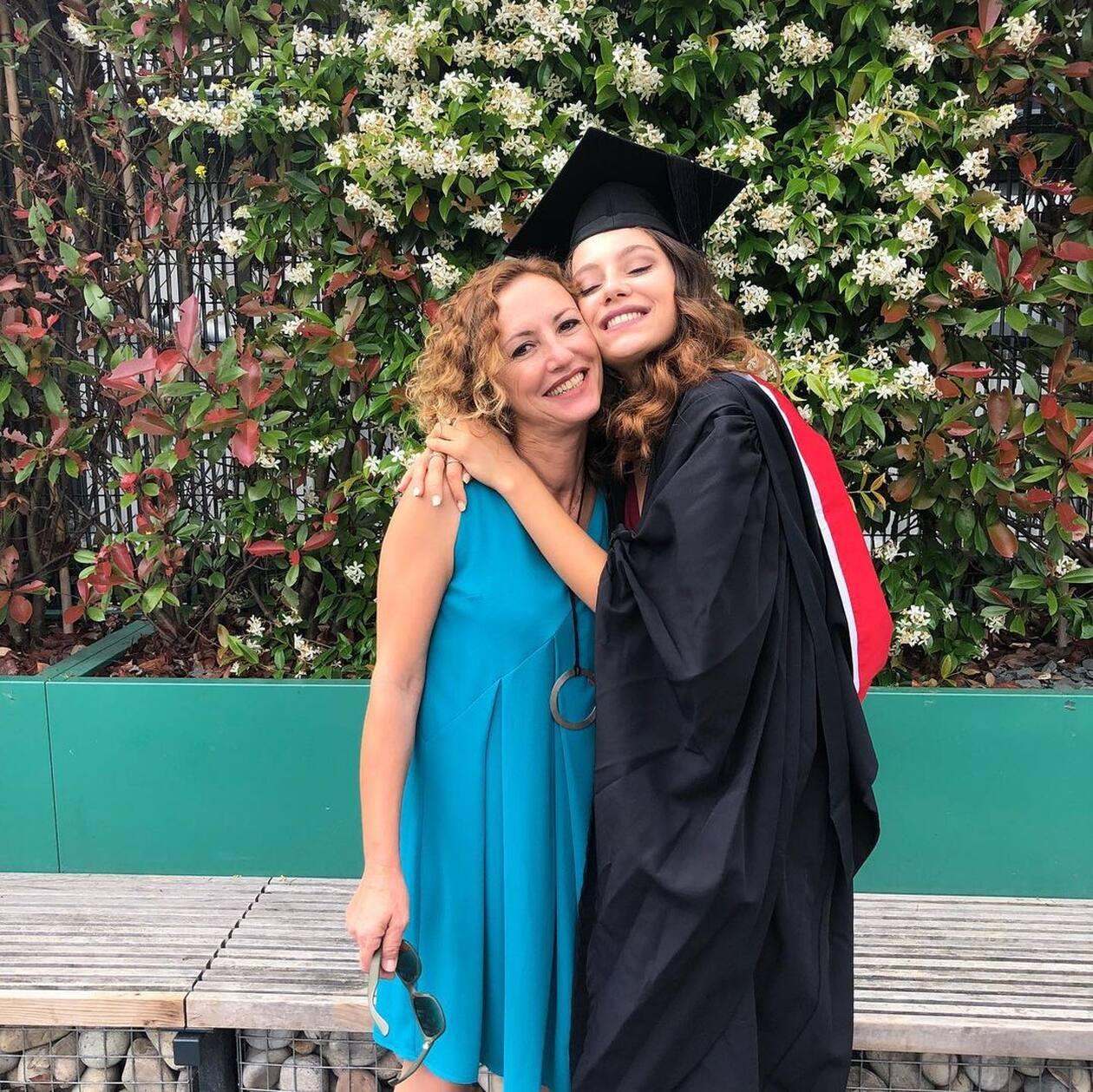 Αθηνά Ροδίτου : Δείτε την μητέρα της Μυρτώς από τους Παγιδευμένους – Σας θυμίζει κάτι ;