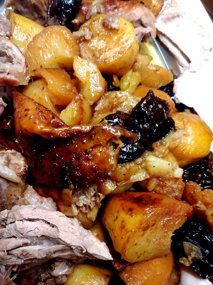 Χριστουγεννιάτικη γέμιση για γαλοπούλα ή κοτόπουλο με κιμά, κάστανα και κουκουνάρι