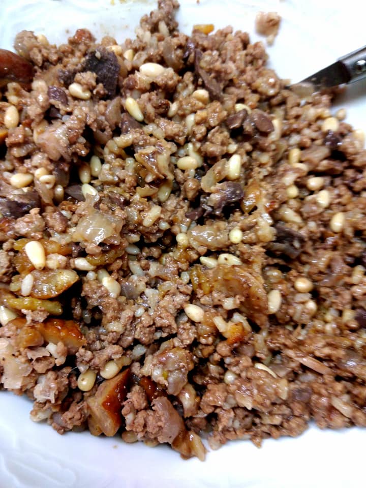 Χριστουγεννιάτικη γέμιση για γαλοπούλα ή κοτόπουλο με κιμά, κάστανα και κουκουνάρι