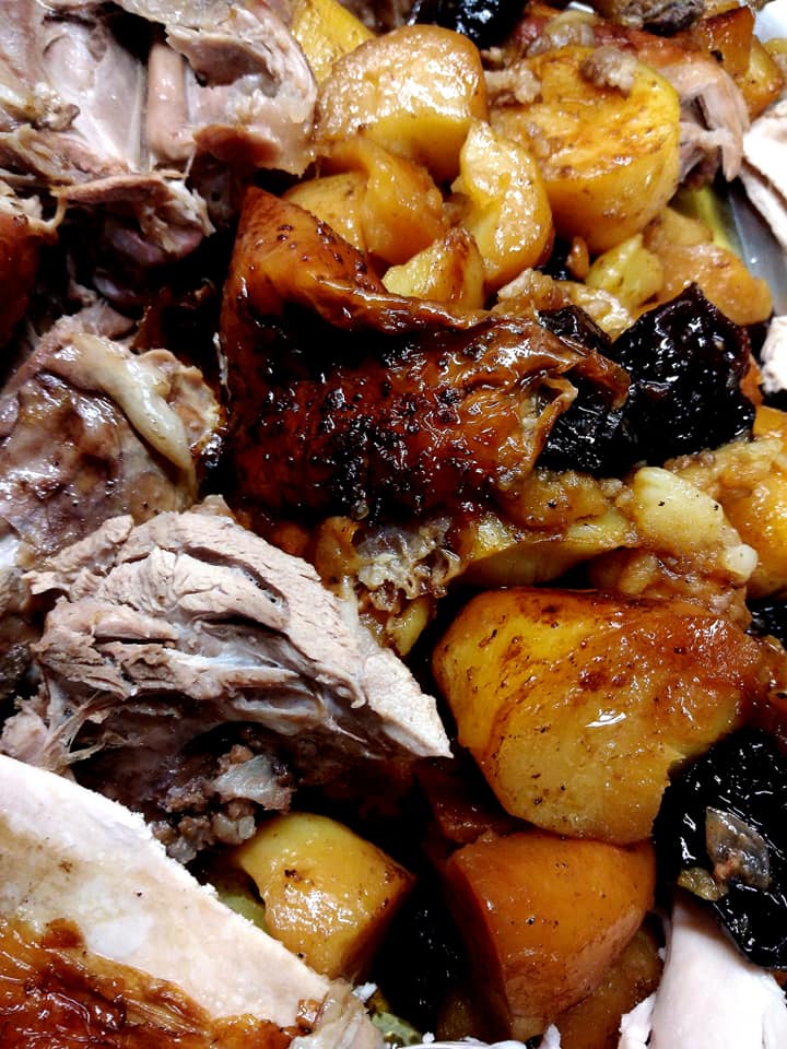 Χριστουγεννιάτικη γέμιση για γαλοπούλα ή κοτόπουλο με κιμά, κάστανα και κουκουνάρι