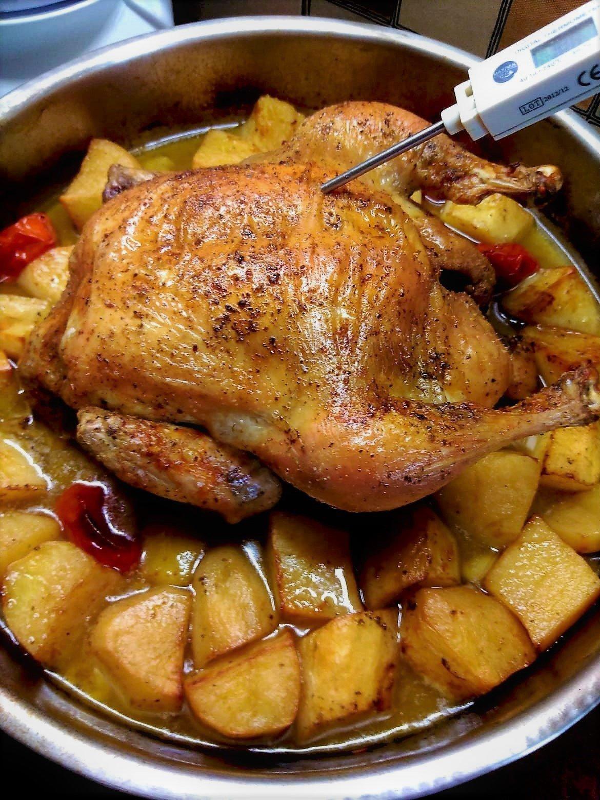 Χριστουγεννιάτικη γέμιση για γαλοπούλα ή κοτόπουλο με κιμά, κάστανα και κουκουνάρι