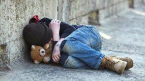 Πάτρα : Παιδί βρέθηκε να κοιμάται στον δρόμο:  Η χάρα του επειδή φόρεσε κάλτσες