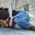 Πάτρα : Παιδί βρέθηκε να κοιμάται στον δρόμο:  Η χάρα του επειδή φόρεσε κάλτσες