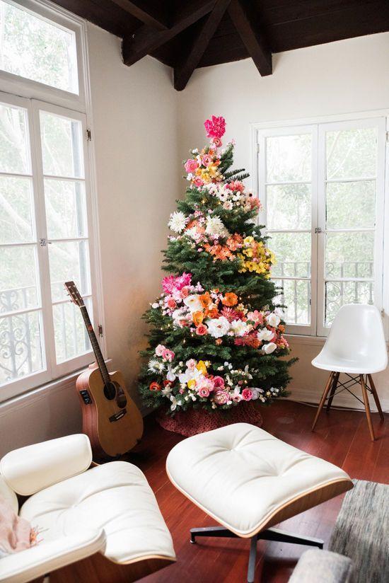 Στολισμός Χριστουγεννιάτικου δέντρου με λουλούδια