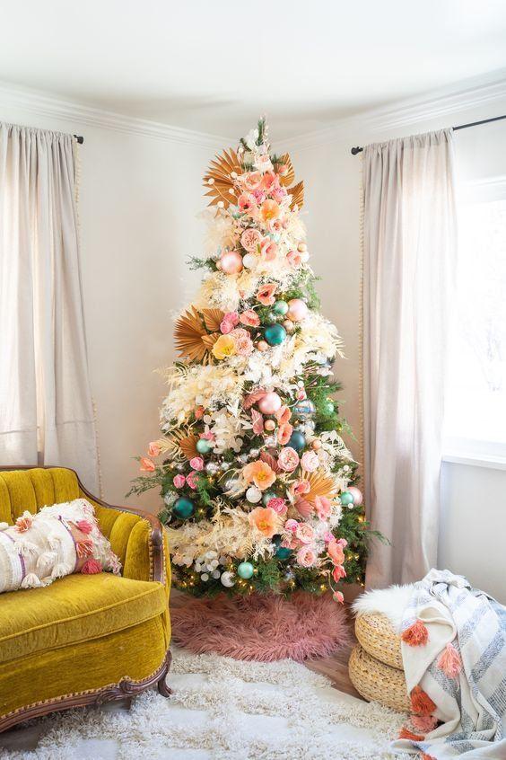 πολύχρωμο-χριστουγεννιάτικο δέντρο-με-λουλούδια-ιδέες-