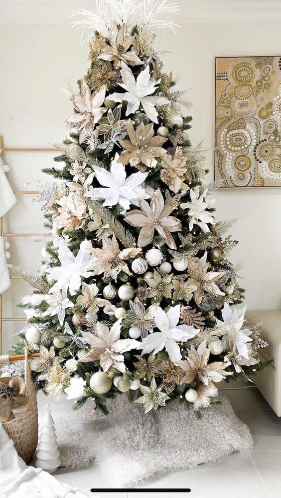 χρυσά-και-λευκά-αλεξανδρινά-στο-χριστουγεννιάτικο δέντρο-ιδέες-