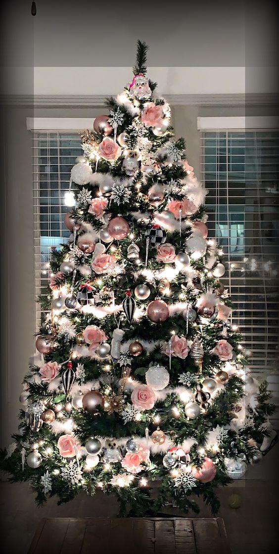 ροζ-λουλούδια-και-λευκά φωτάκια-στο-χριστουγεννιάτικο δέντρο-ιδέες-