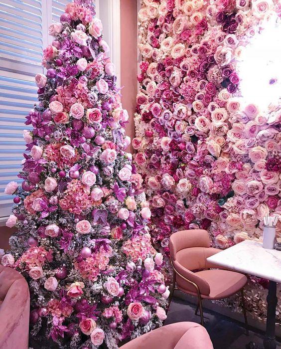 χριστουγεννιάτικο δέντρο-με-ροζ-λουλούδια-ιδέες-