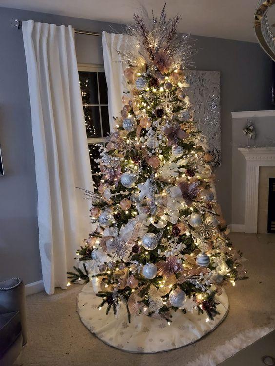 ιδέες-για-στολισμό-στο-χριστουγεννιάτικο δέντρο-με-λουλούδια-Χριστούγεννα 2022-