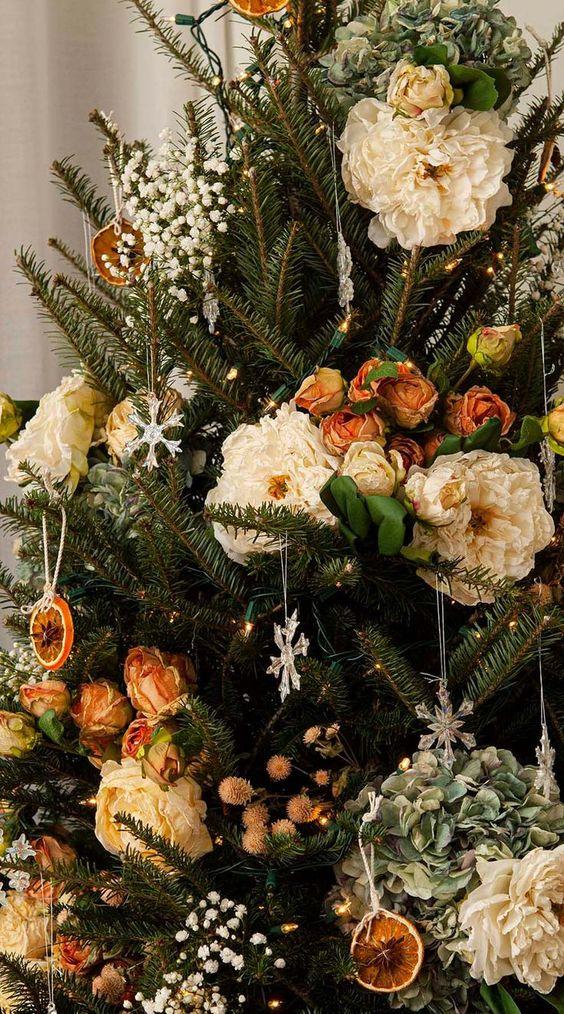 ιδέες-για-στολισμό-στο-χριστουγεννιάτικο δέντρο-με-λουλούδια-Χριστούγεννα 2022-