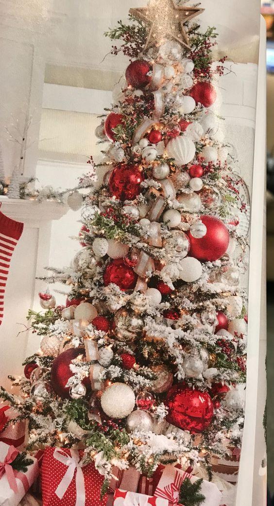 Χριστούγεννα 2022: 28 ιδέες για να στολίσεις το Χριστουγεννιάτικο δέντρο σε κόκκινο χρώμα