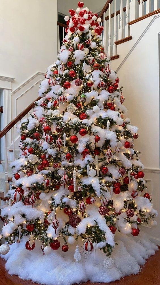 χριστουγεννιάτικο δέντρο-με-κόκκινα στολίδια-και-βαμβάκι-ιδέες-