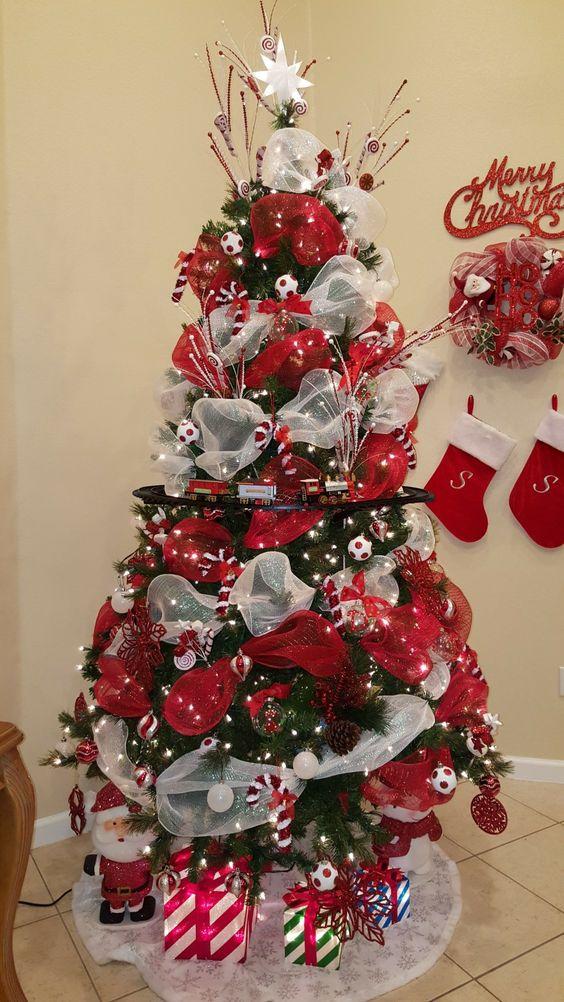 χριστουγεννιάτικο δέντρο-με-κόκκινες γιρλάντες-ιδέες-