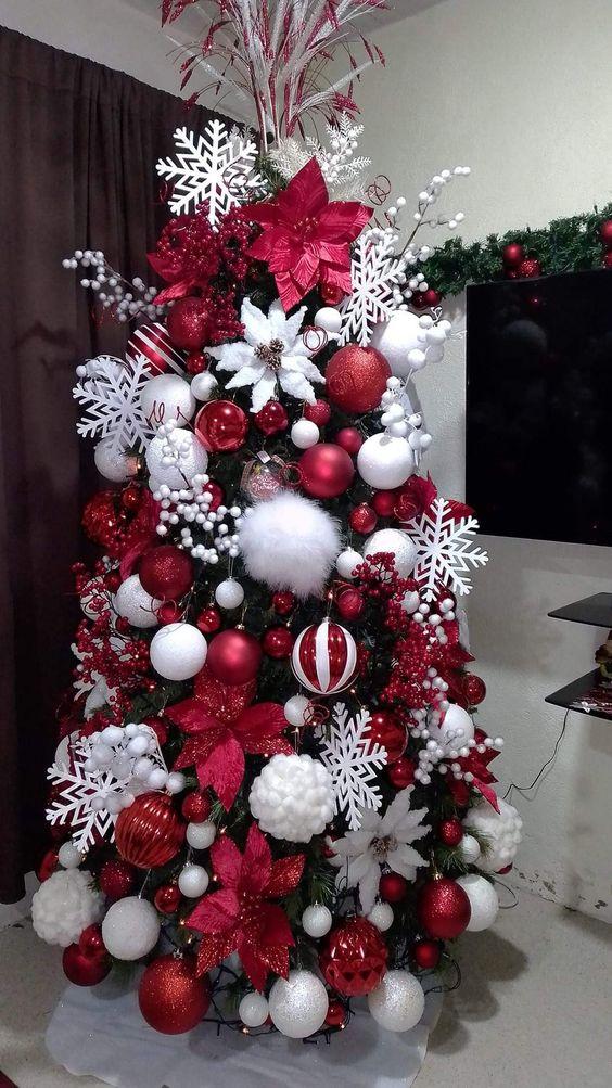 χριστουγεννιάτικο-δέντρο-με-φτερά-και-χιονονιφάδες-σε-κόκκινο-ιδέες-