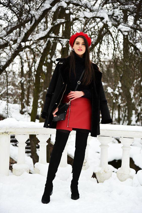 κόκκινη-μίνι φούστα-και-κόκκινος-μπερές-τον-Δεκέμβριο-ιδέες-