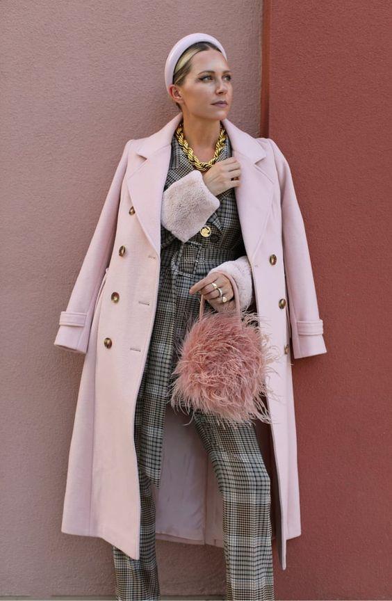 καρό σακάκι-και-ροζ-πανωφόρι-και-αξεσουάρ-ιδέες-