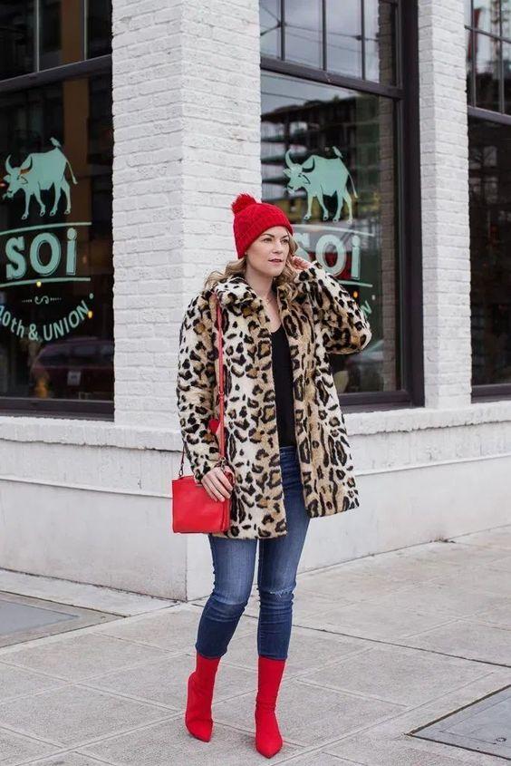 animal print-γούνινο πανωφόρι-με-κόκκινο σκούφο-και-κόκκινες μπότες-ιδέες-