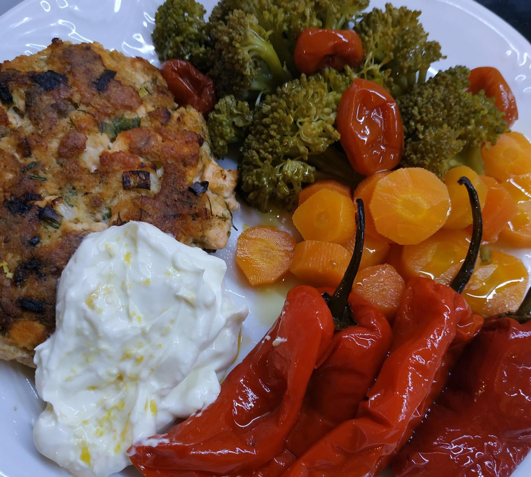 Μπιφτέκι σολομού με λαχανικά για το ολοήμερο