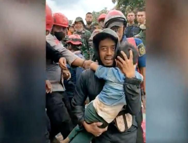 Να και κάτι καλό : Παιδι στην Ινδονησία βρέθηκε ζωντανό στα συντρίμμια 2 ημέρες μετά τον σεισμό