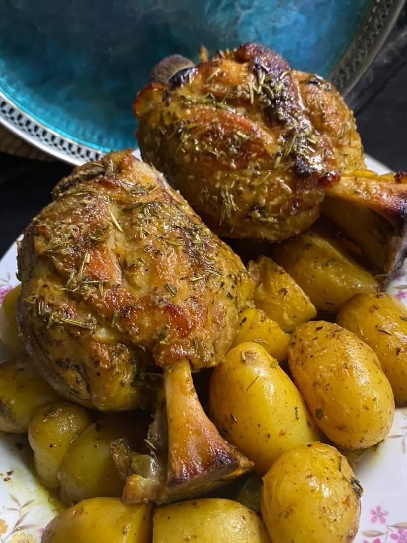 Κότσι χοιρινό-στην-λαδόκολλα-με-πατάτες-συνταγή-