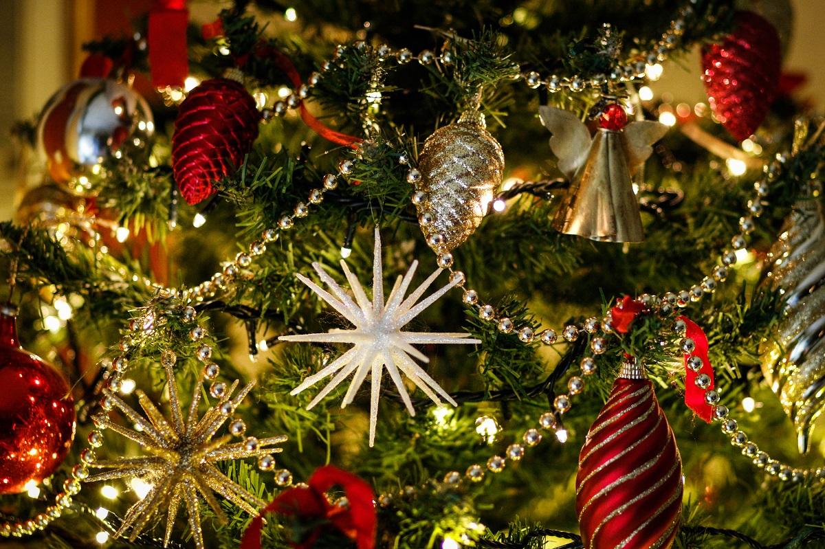 Πόσο ρεύμα καίνε τα λαμπάκια των Χριστουγέννων – Έξυπνα κόλπα για οικονομία