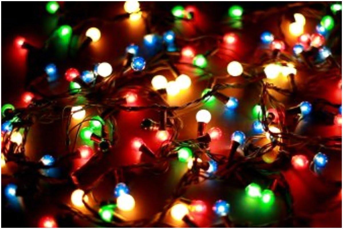 Πόσο ρεύμα καίνε τα λαμπάκια των Χριστουγέννων – Έξυπνα κόλπα για οικονομία